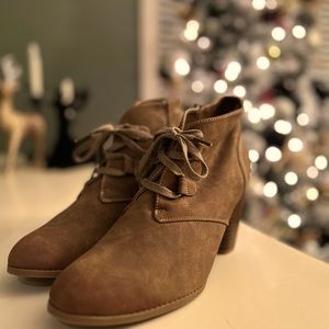 Axxiom size 10 women’s, brown heeled boots